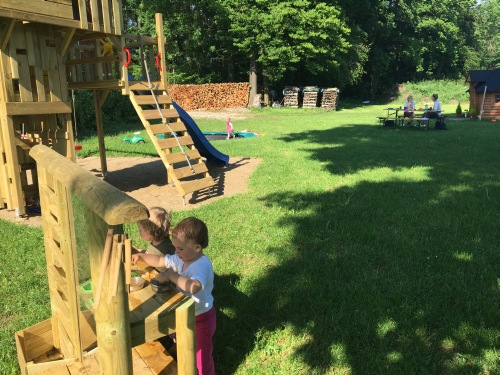 Spielspaß auf unserem Natur-Erlebnis-Lern-Platz.