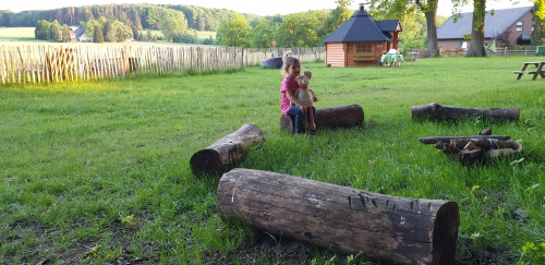 Entspannte Stunden mit der Familie am Lagerfeuer mitten in der Natur genießen.