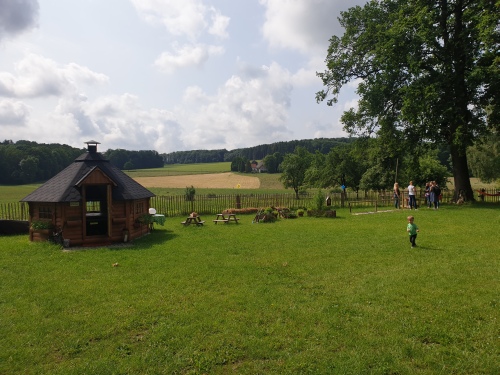 Unser Natur-Erlebnis-Lern-Platz bietet viel Raum für kreatives Spielen.